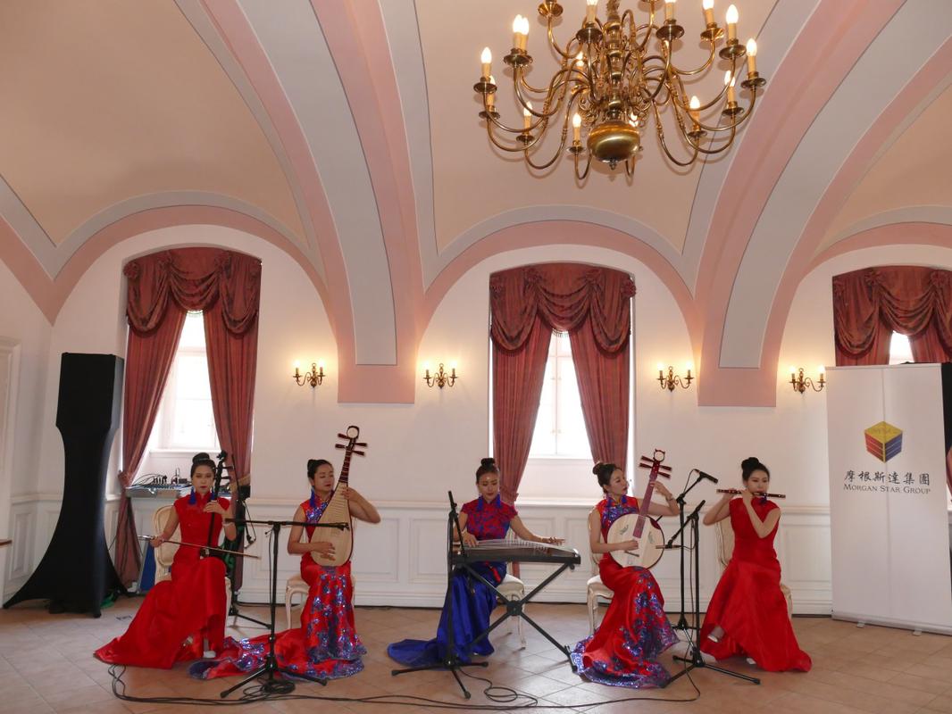 中国艺术团组首次走进格德勒宫举办庆祝中匈建交七十周年文化交流活动